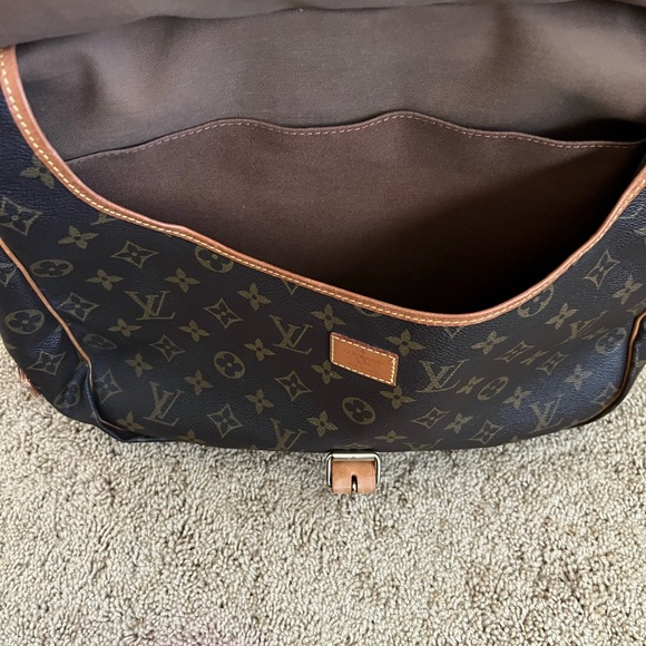 Louis Vuitton Samur 35.  Box not included - Picture 4 of 7